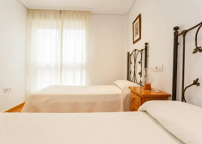 Gatu Elvira Junto Al Hospital Y Playa 2 Dormit Y 2 Banos, Preferente Mayores De 25 Anos Y Familias Apartment